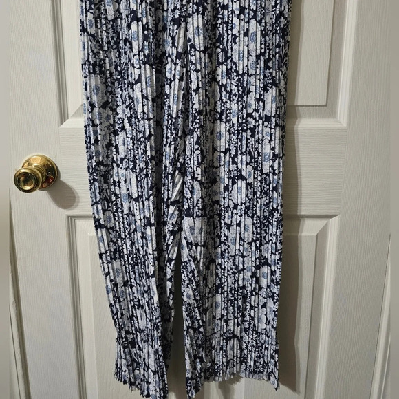 NWOT Sundays Floral Pleated Wrap Front V-Neck Jumpsuit, Stretchy Waist, Flowy. - Picture 11 of 13